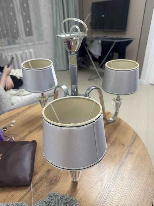 Продаем люстру с 3 плафонами