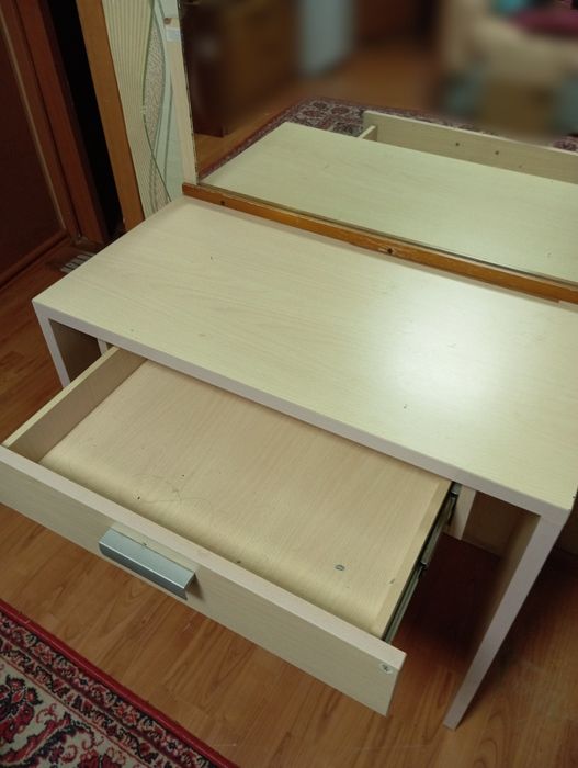 Туалетный столик с зеркалом