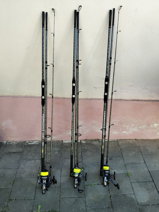 Se vând 3 lansete crap 3.9 m cu mulinete Wind blade 7000 cu bait runner echipate cu fir