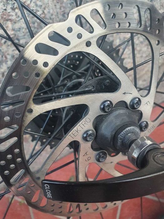 колесо 26 в сборе обод , покрышка , тормоз диск , эксцентрик , звёзды