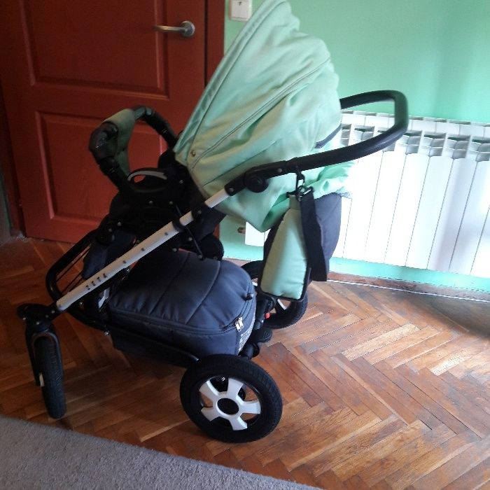 детска количка много запазена