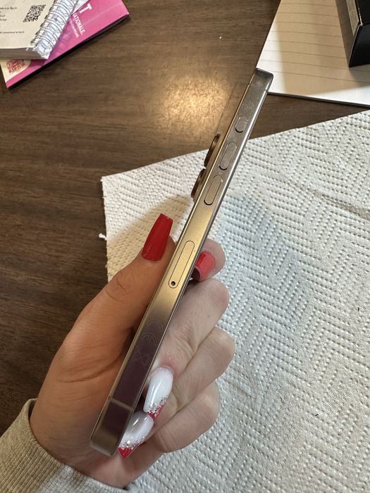 Vand iPhone 16 Pro ca nou,baterie 94% funcționează perfect, poze reale