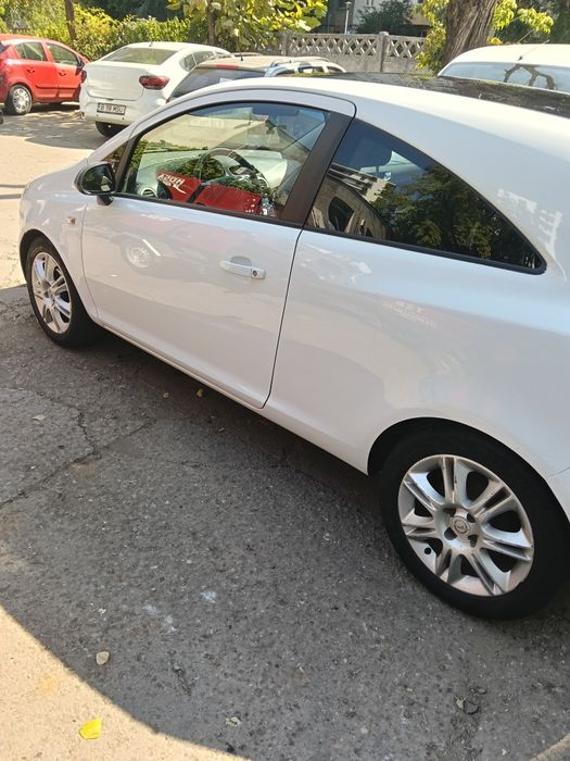 Opel CORSA D an 2010 Luna 11