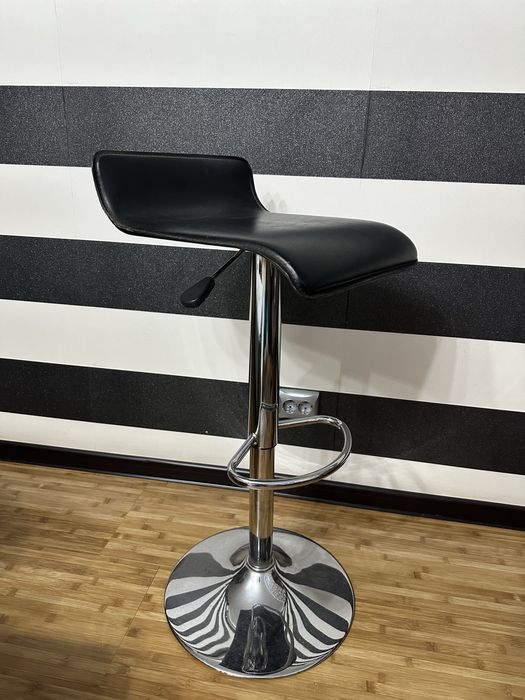 Продам барные стулья 4 штуки