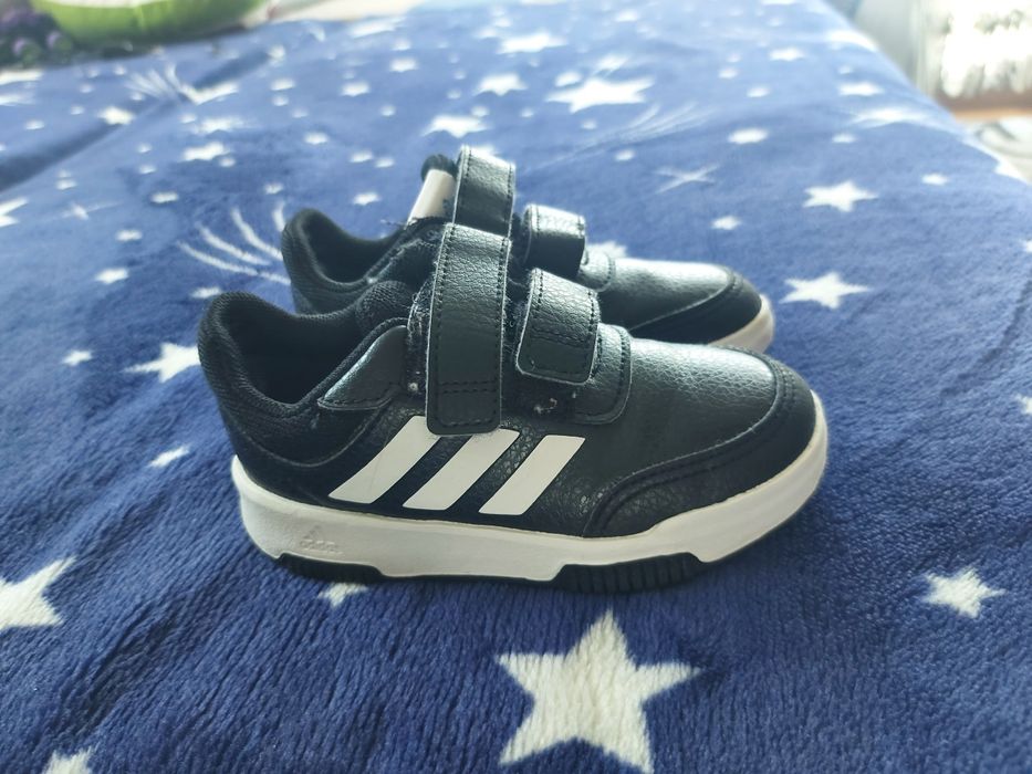 Adidasi mărimea 24