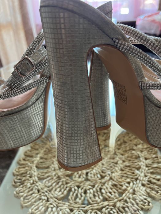 Дамски сандали на платформа и дебел ток