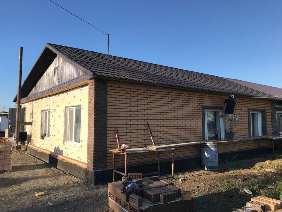 Каменщик, кладка кирпича