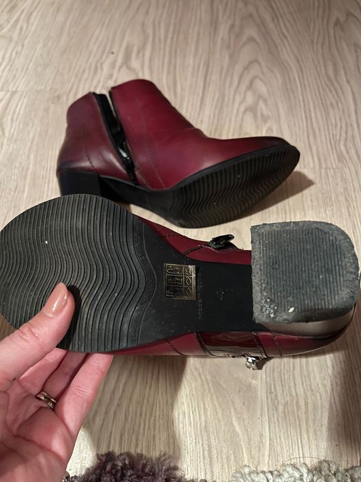 Ghetute cu toc de piele in stare foarte buna