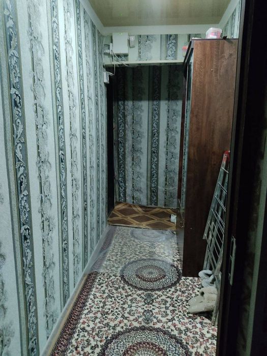 Срочно продаётся 2.х комнатная кв. В 1 этаже 2мик. 3дом.