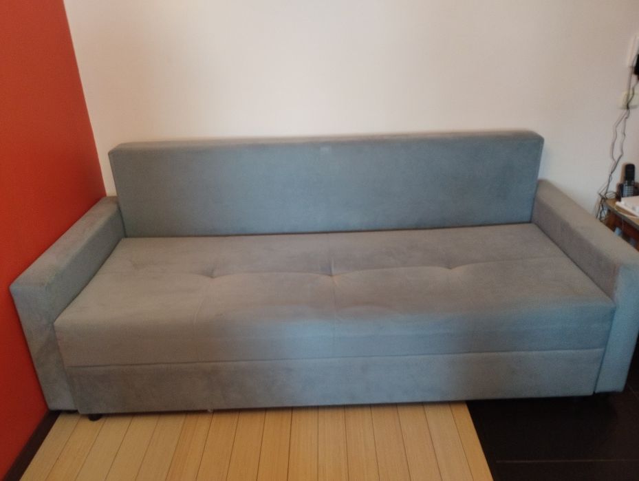 Продается серый диван.