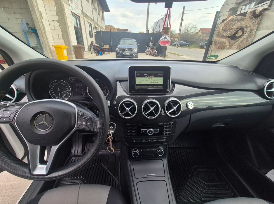 Mercedes-Benz B 180