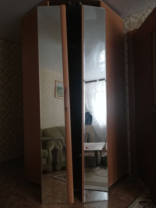 Продам угловой шкаф