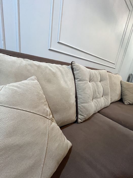 Диван для гостиной.