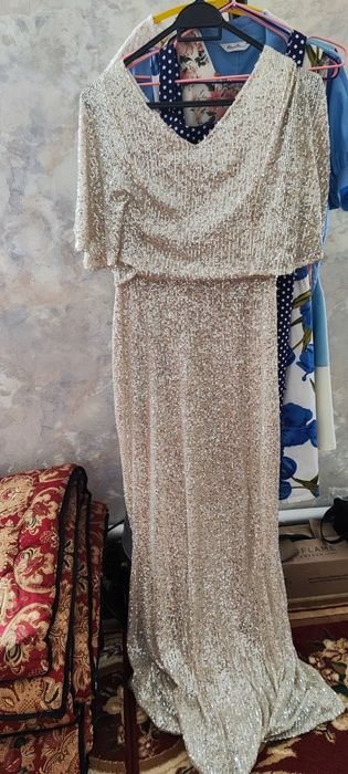 Длинное платье с пайетками