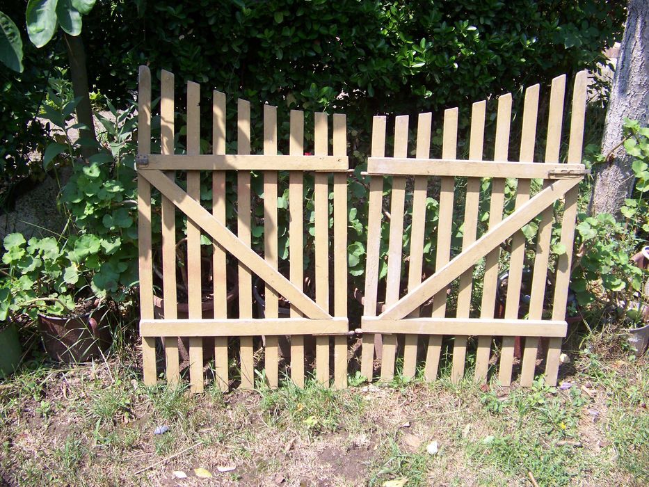 Vând portițe vechi, rustice confecționate din lemn/ de casă săsească