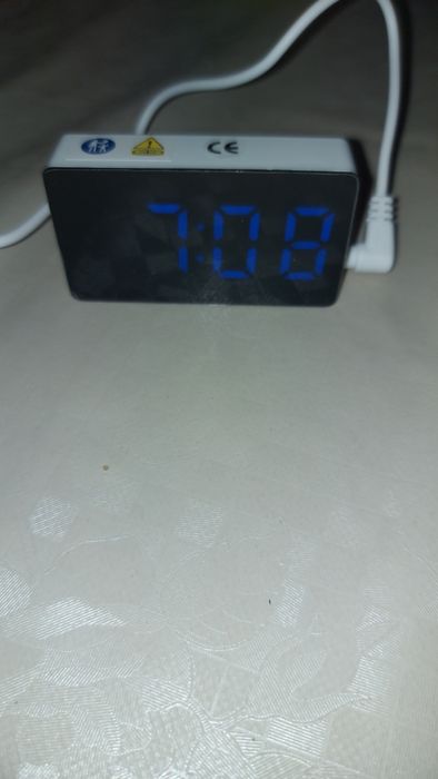 Vand mini clock cu alarma și termometru