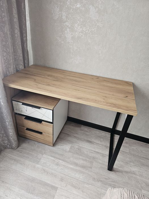 Стол письменный и тумба.