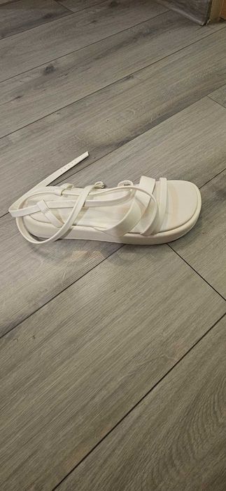 Сандали Bershka, кремави, 37 размер