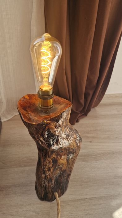 Ръчно изработена настолна лампа от естествено дърво