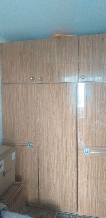 Продам шифонер,тумбочки