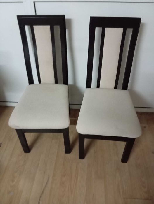Vand 2 scaune de sufragerie, tapitate, model simplu si elegant