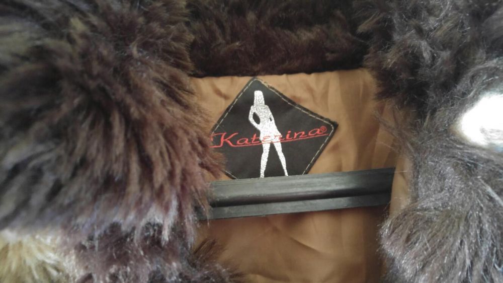 Продавам палтенце.Подарък дамска чанта от същия плат.