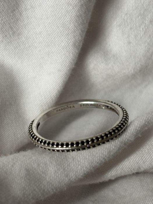 Inel pandora cu pietricele negre