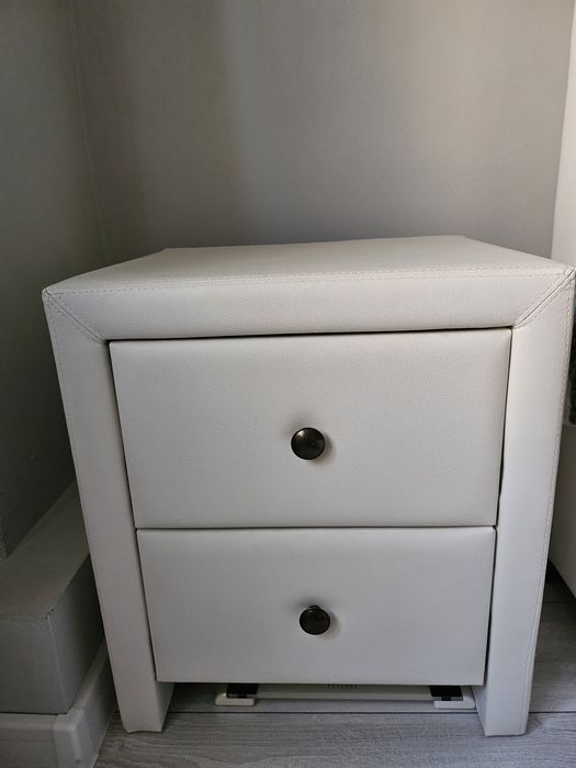 Нощни шкафчета от кожа!