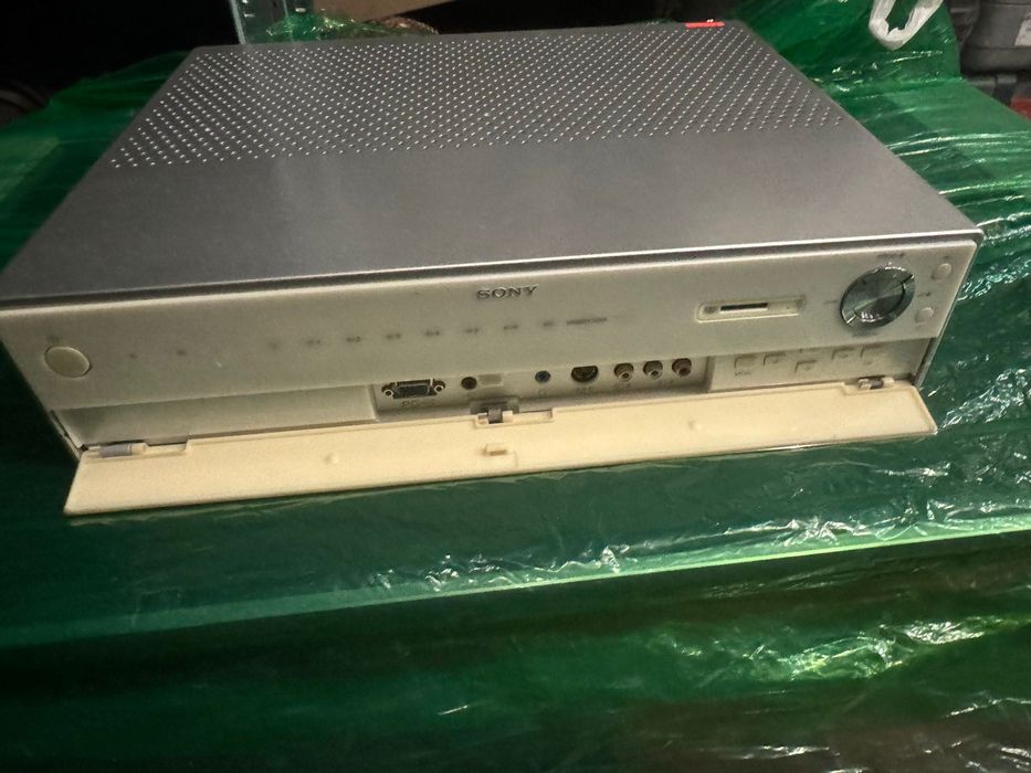 телевизор Sony и система на Sony - home theater.