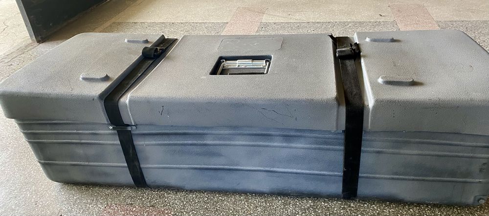 Продавам здрав пластмасов куфар