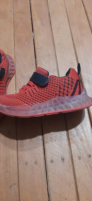 Обувки за момче номер 22  нямат скъсано никъде.