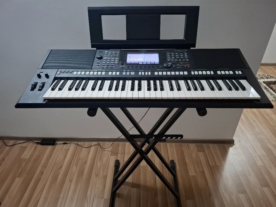 Vând orga yamaha PSR S775