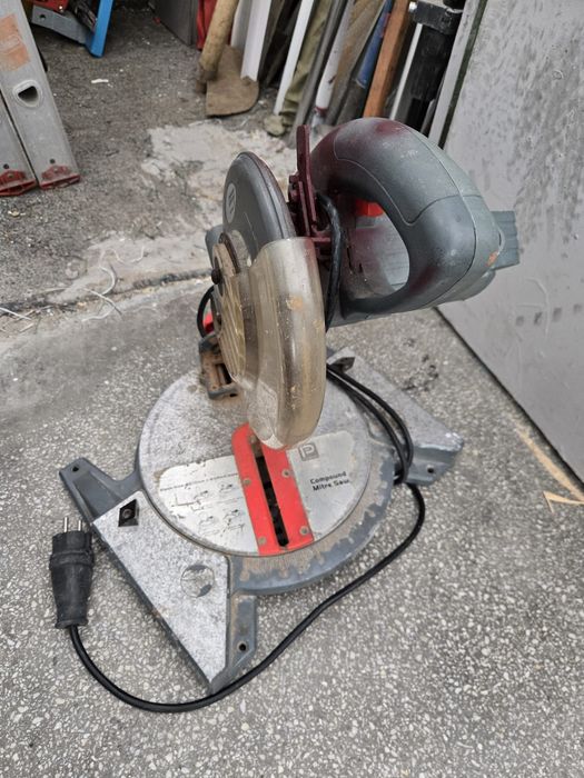 Ferăstrău circular pentru tăieri înclinate Performance Power