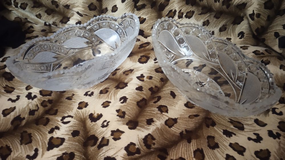 Продам две хрустальные вазы