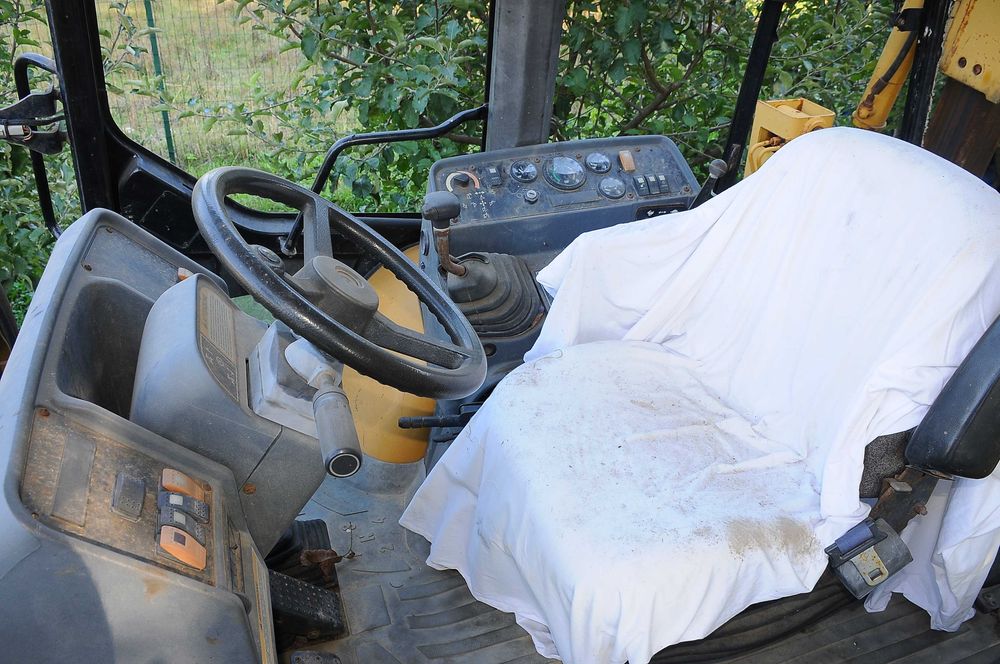 Buldoexcavator Caterpillar 428C an 1998 ore 3.700H, acte import Italia