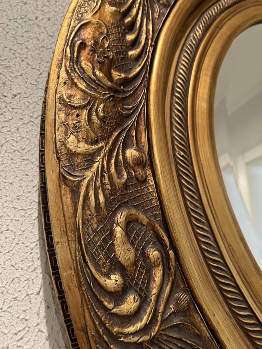 Oglindă ovală decorativă cu ramă aurie sculptată stil baroc (bizotată)