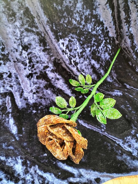 Роза из бисера .