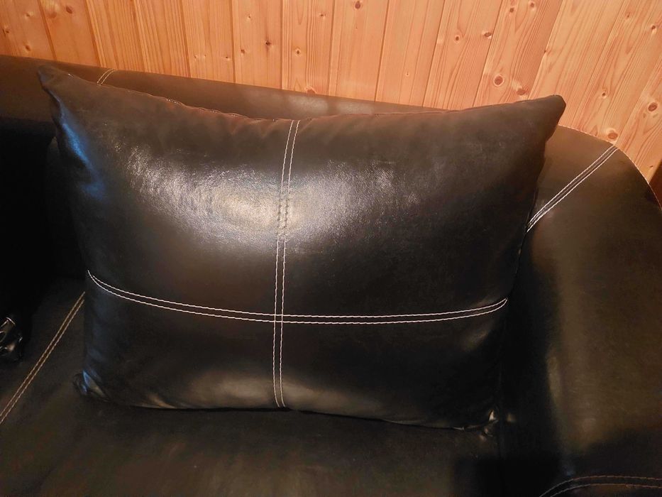 КОМПЛЕКТ черен кожен диван + стъклена холна маса