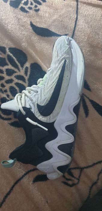 Vând adidasi nike