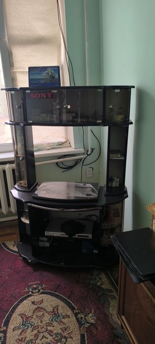 Шифоньеры, большие стенки и старый телевизор, подставки