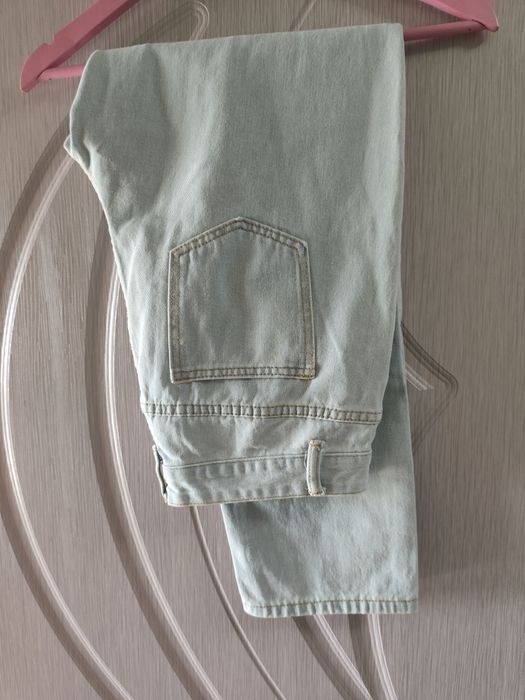 Дънки и спортен панталон