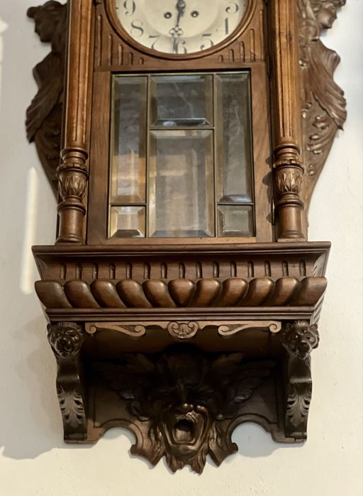 Ceas de perete vintage, mecanic, din lemn masiv sculptat