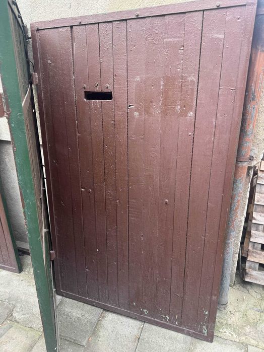 Дървена гаражна врата с входна врата