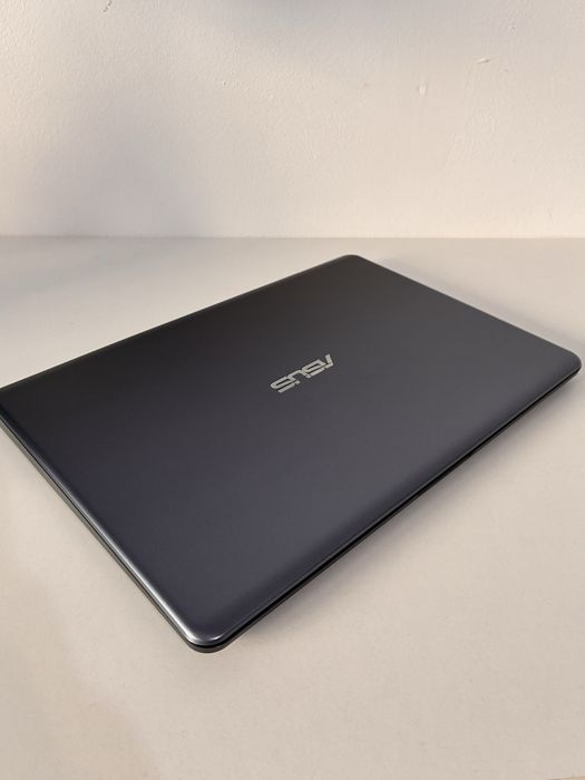 Laptop ASUS E406N