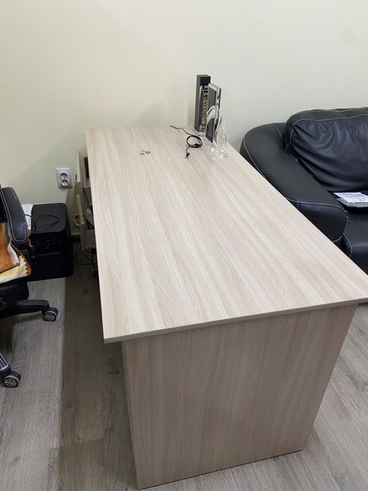 Продаю срочно . Шкафы. Столы