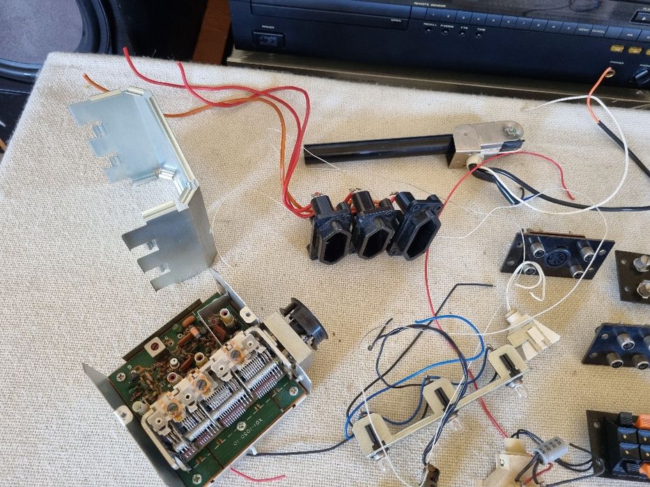Pachet dif piese, componente Kenwood KR 5200, etc . Perfect functionale.