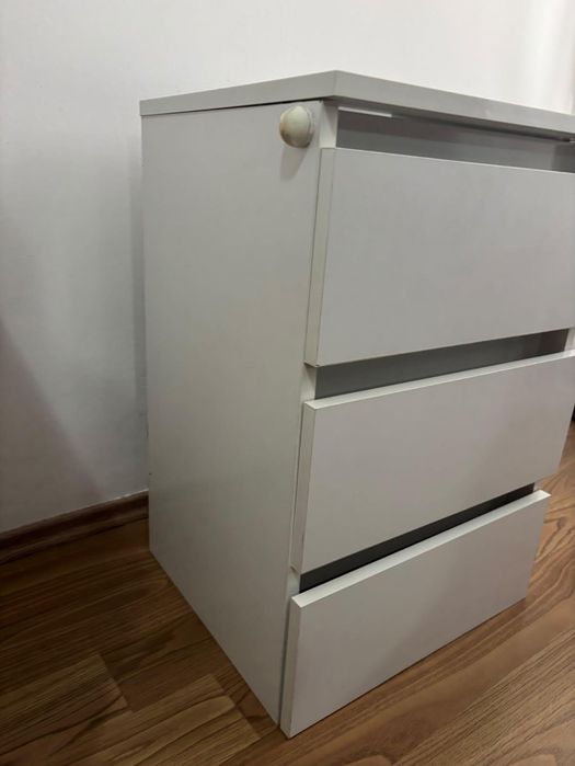 Noptiere albe Ikea