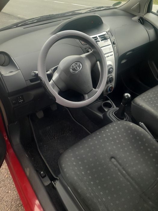 Продавам Тойота ярис