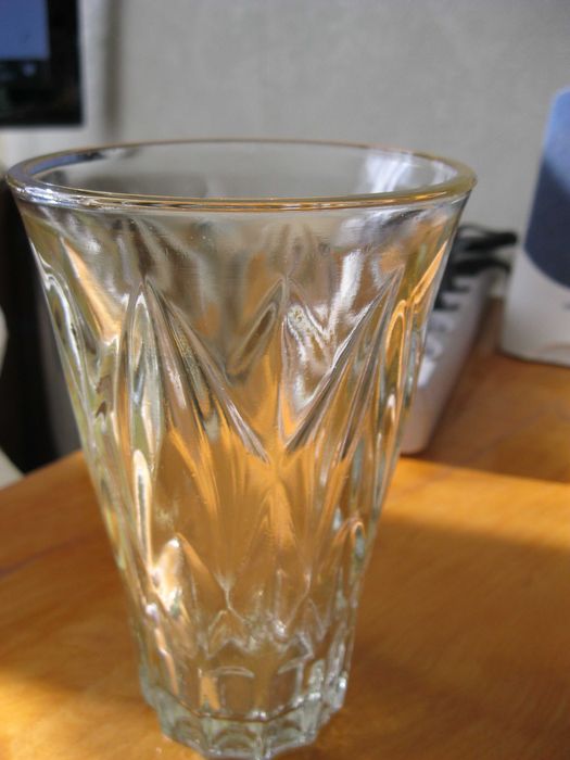 Продам тарелки IKEA ,вазы, графин, стаканы