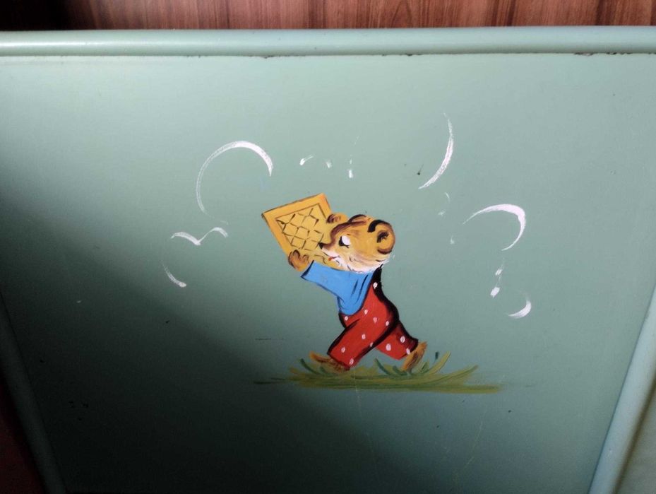 Детско ретро легло с ръчно изрисувани табли.